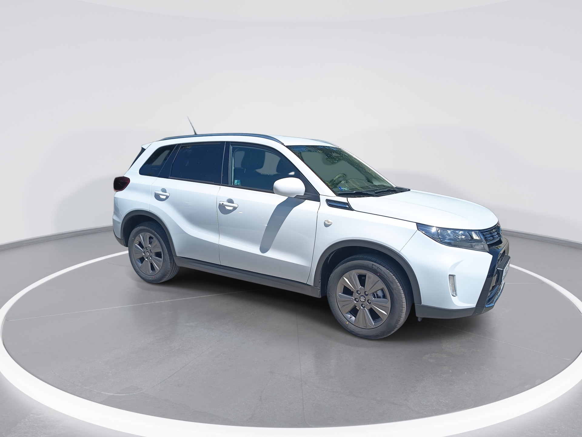 Suzuki SUV tartós bérletre, stúdiófotón
